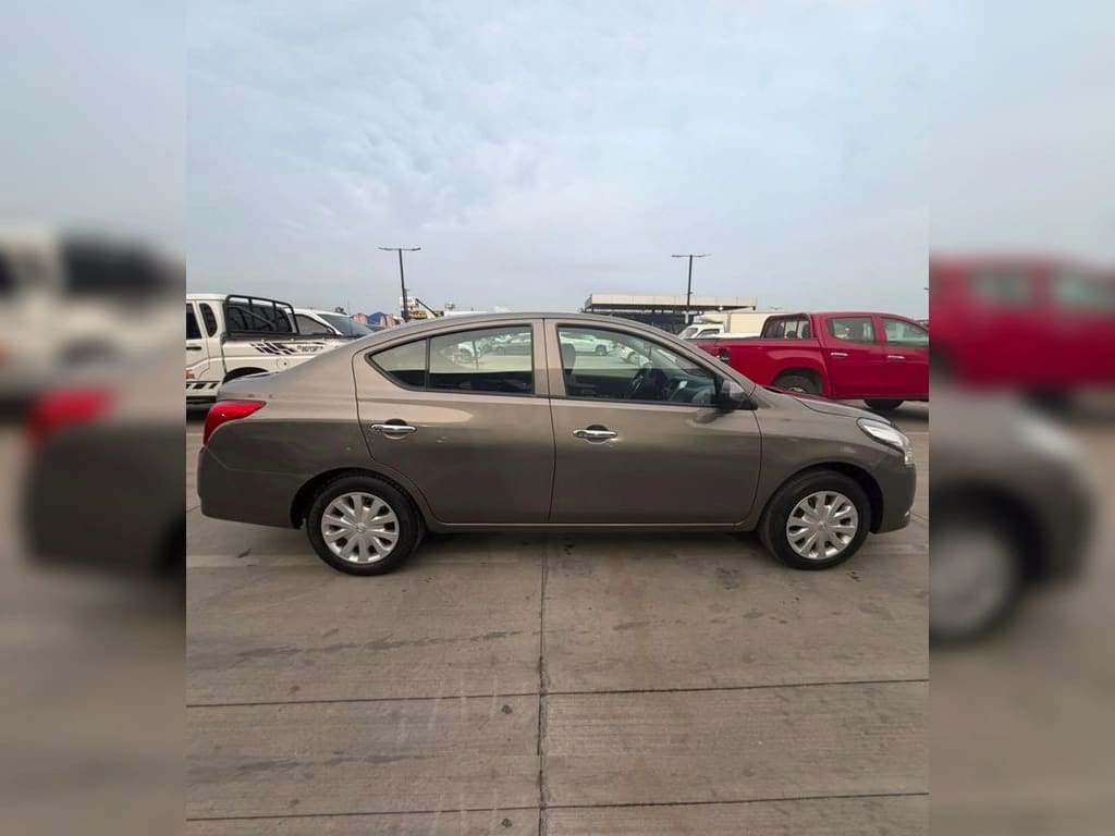 2017 NISSAN VERSA 1.6 Gris - Miniatura 4