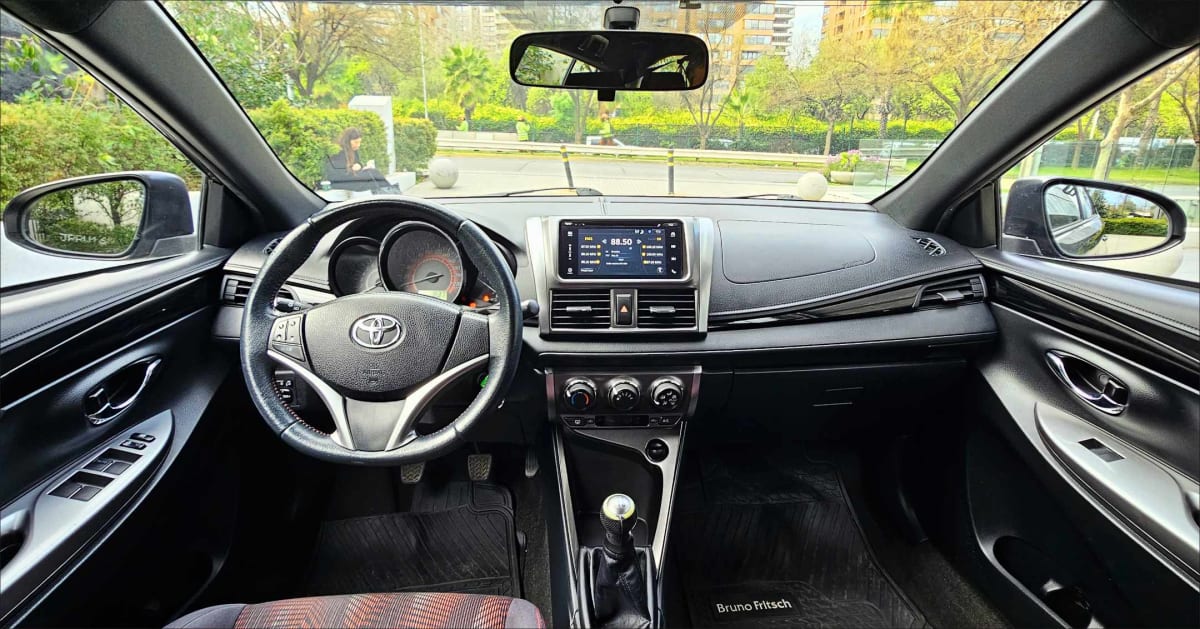 2017 Toyota Yaris S Gris - Miniatura 9