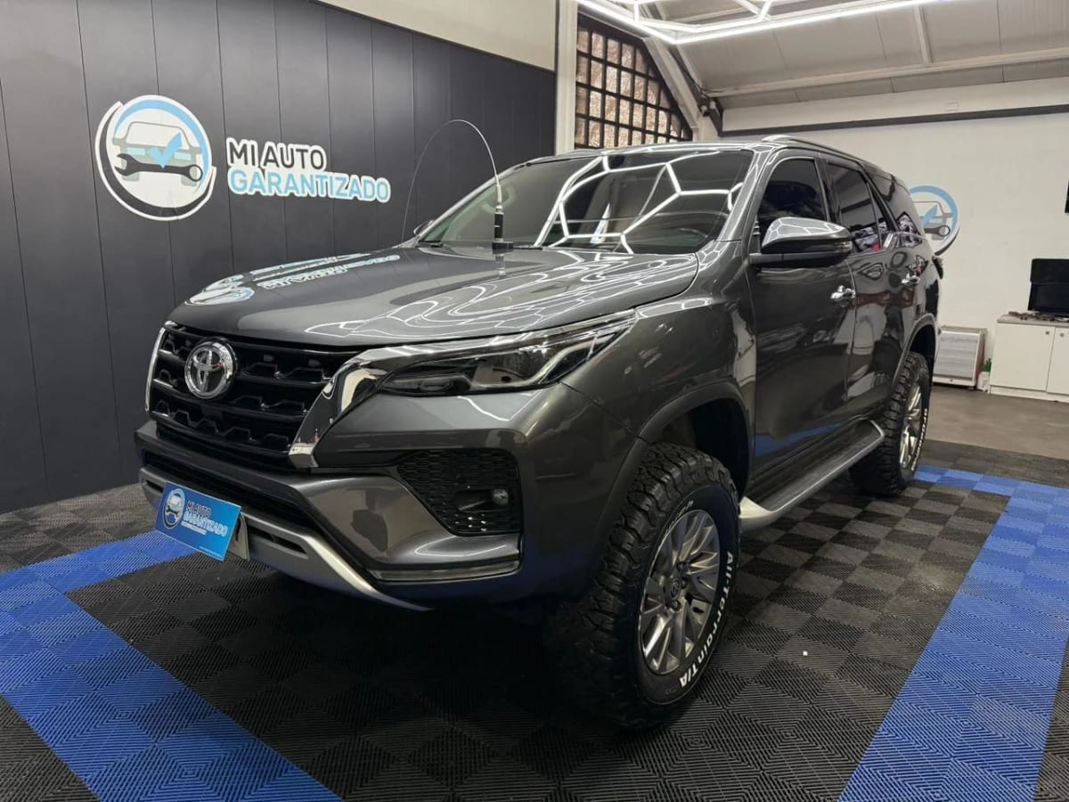 2022 Toyota Fortuner 2.7 Gris - Imagen 1