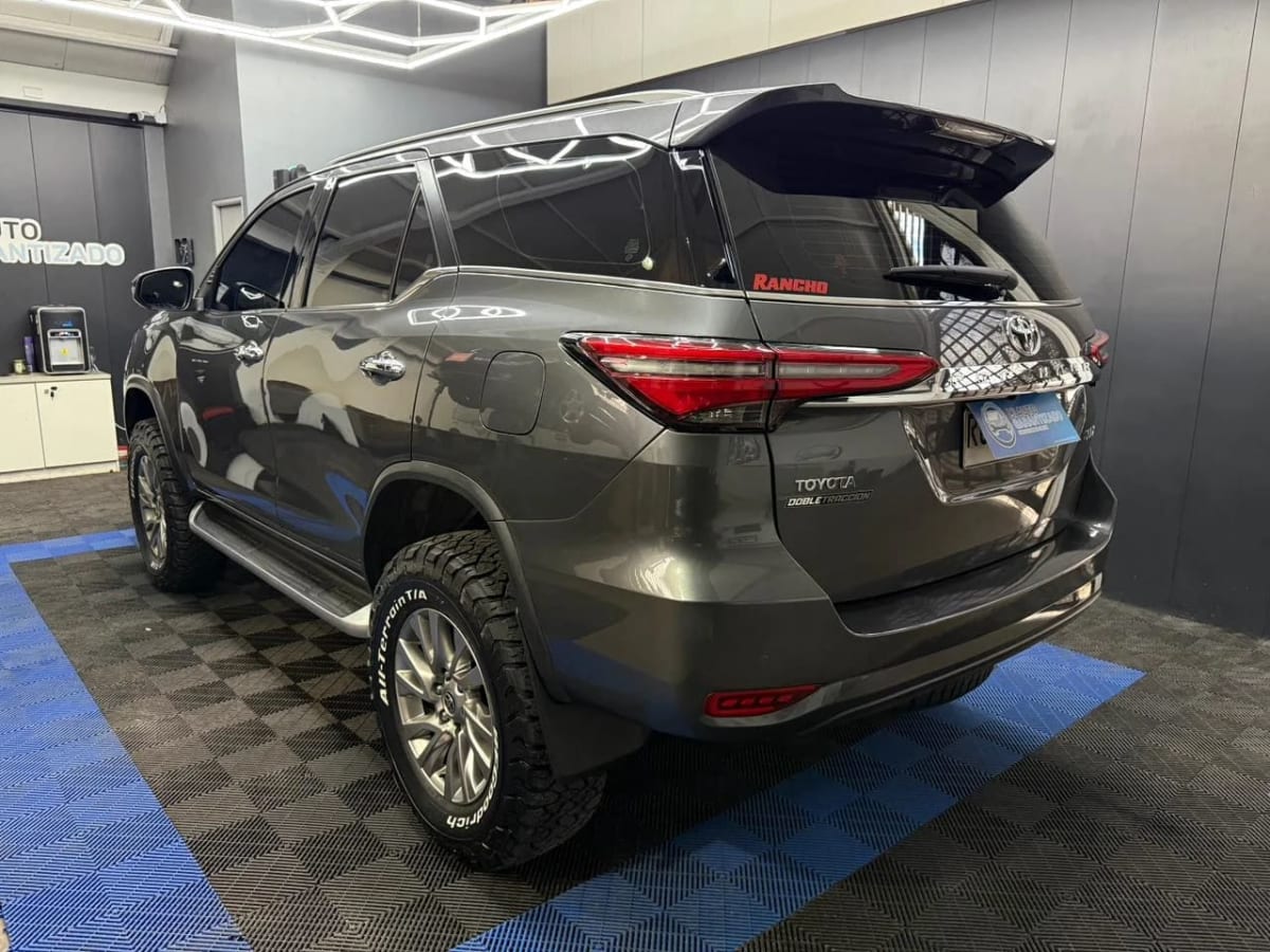 2022 Toyota Fortuner 2.7 Gris - Miniatura 2