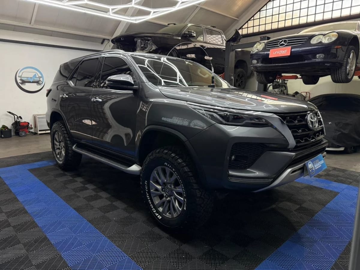 2022 Toyota Fortuner 2.7 Gris - Miniatura 5