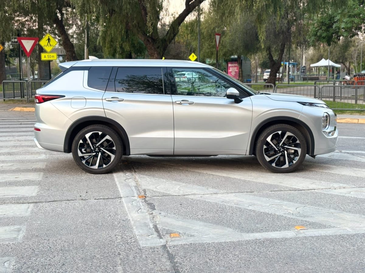 2025 MITSUBISHI OUTLANDER GLS - Miniatura 8