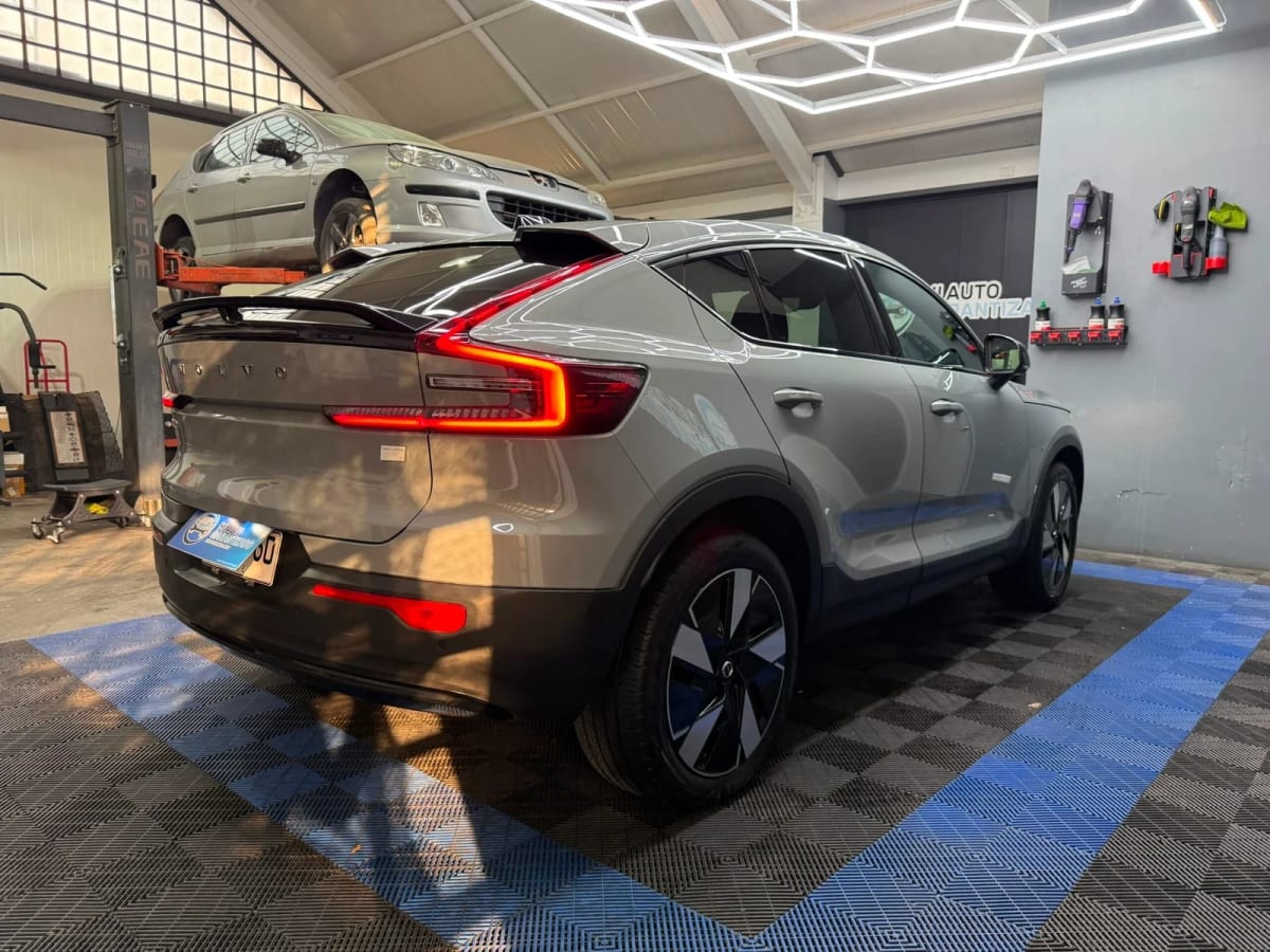 2025 Volvo C40 P6 Gris - Miniatura 3