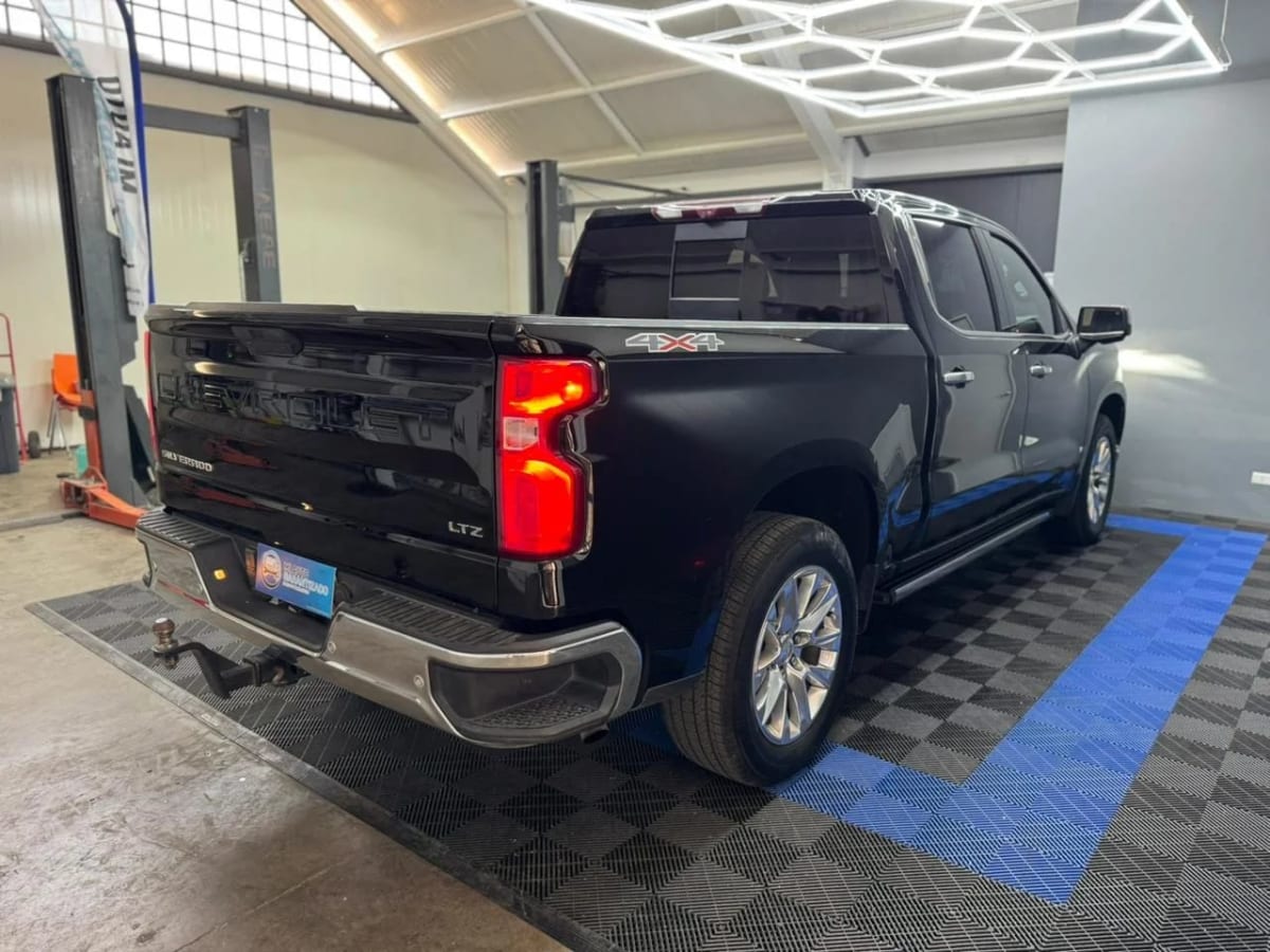 2021 Chevrolet Silverado 5.3 Negro - Miniatura 4