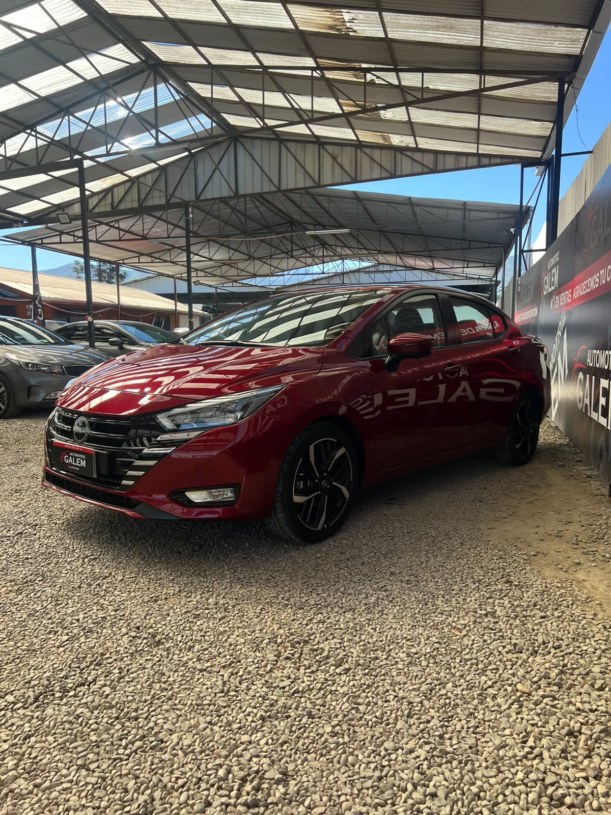 2024 Nissan Versa Rojo - Miniatura 3