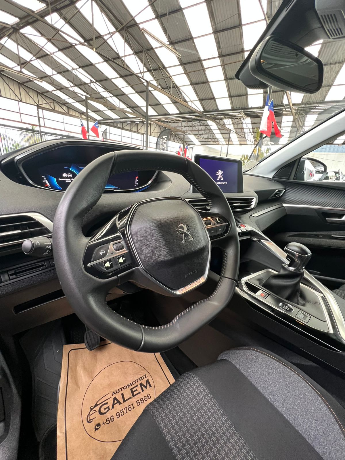 2023 Peugeot 3008 Gris - Miniatura 5