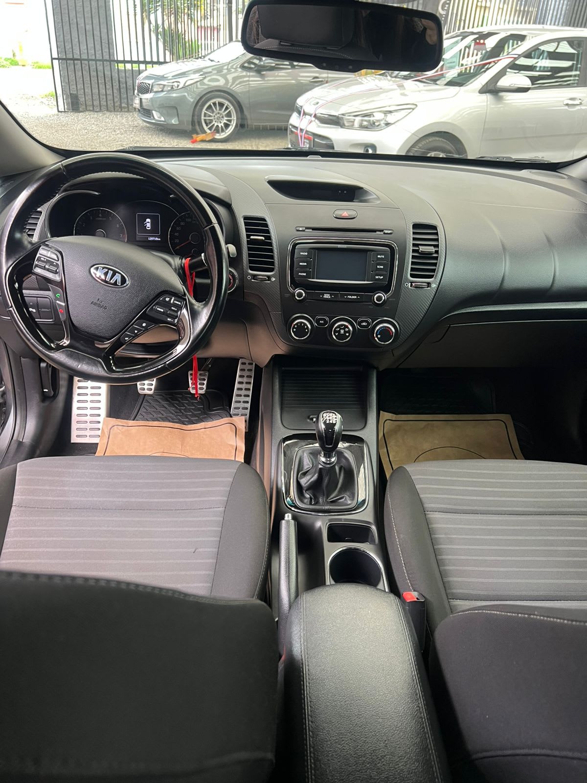 2017 Kia Cerato Gris - Miniatura 4