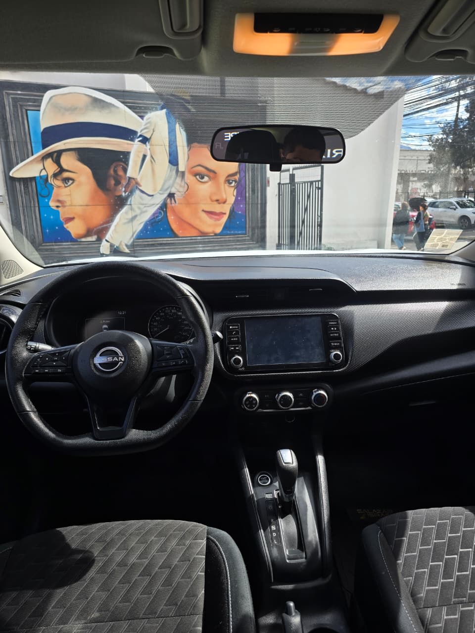 2025 Nissan Kicks Gris - Miniatura 7