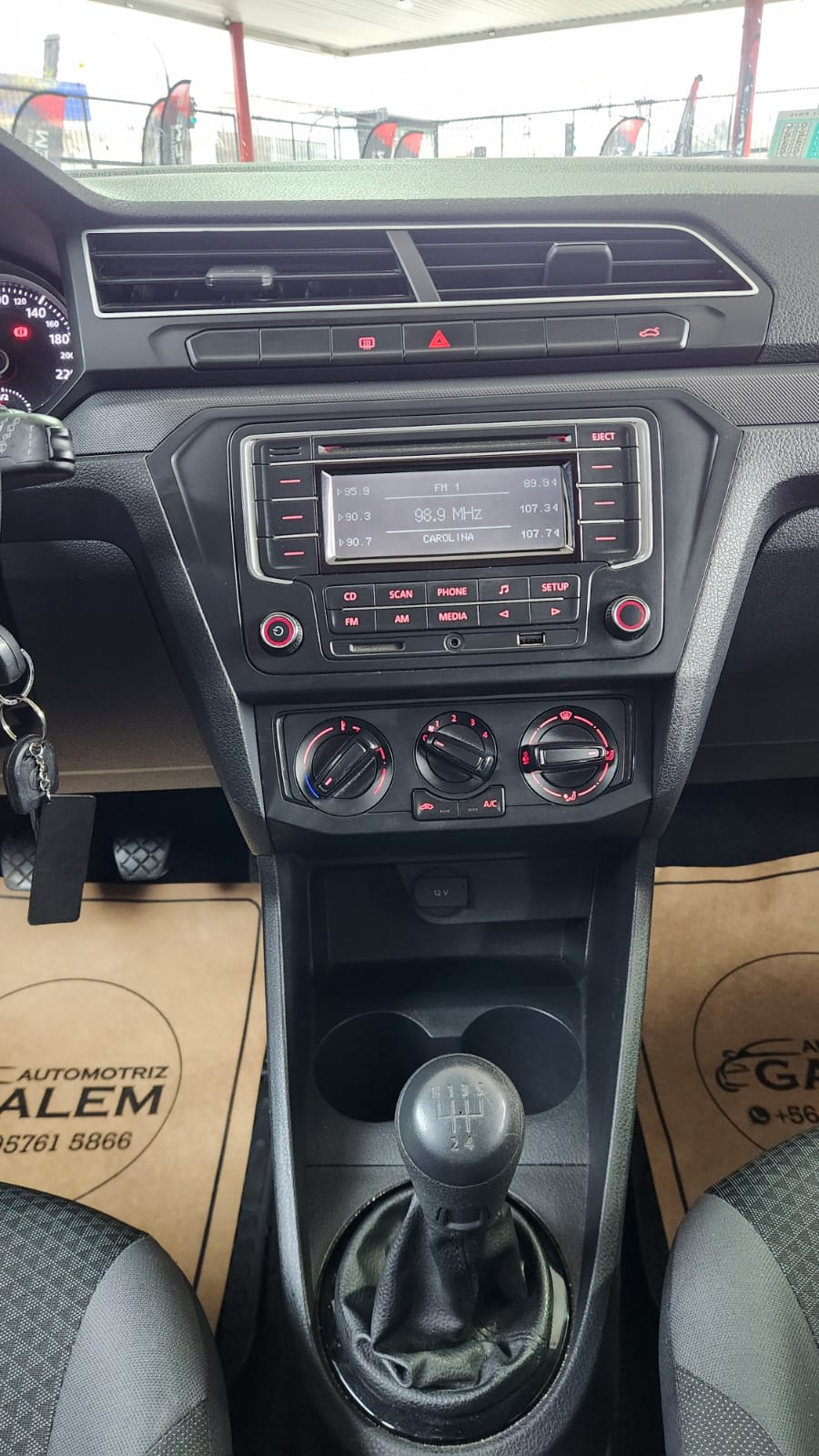 2017 Volkswagen Gol Blanco - Miniatura 4