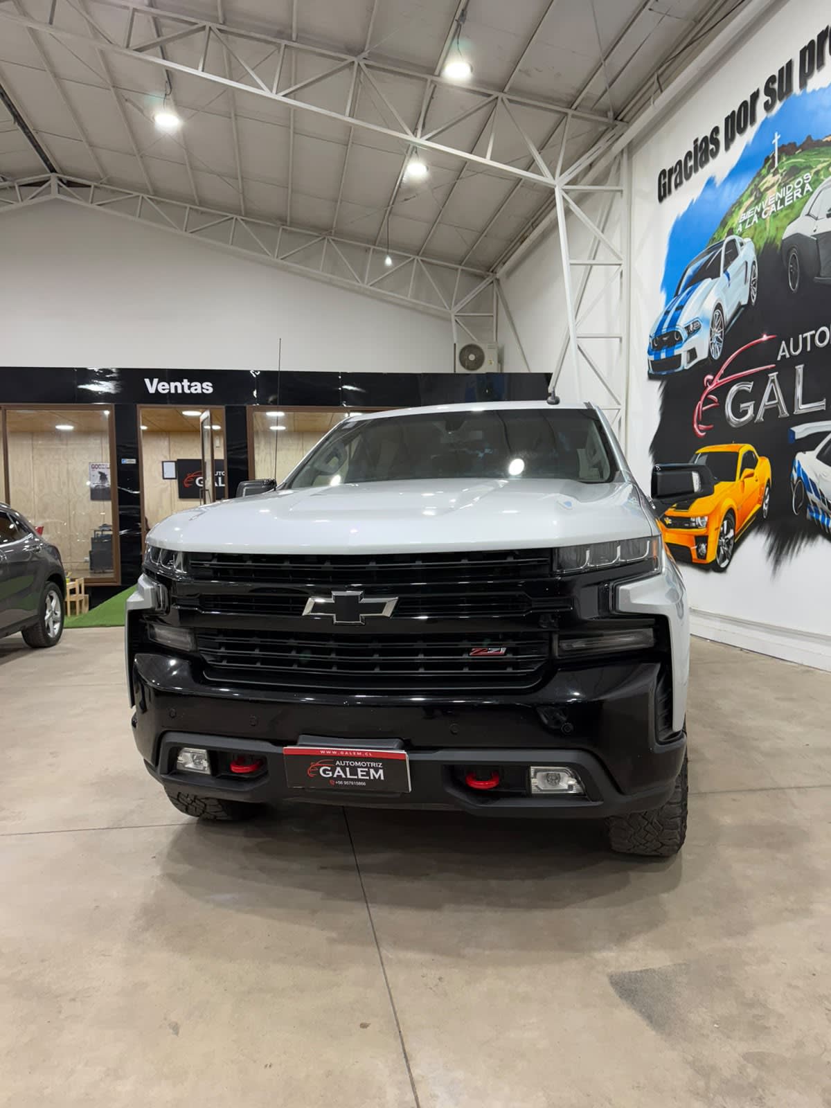 2023 Chevrolet Silverado Plata - Miniatura 2