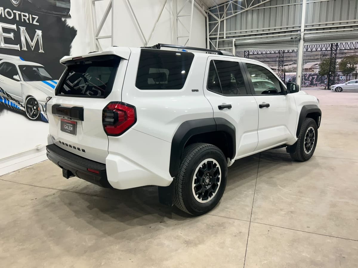 2026 Toyota 4 Runner Blanco - Miniatura 4