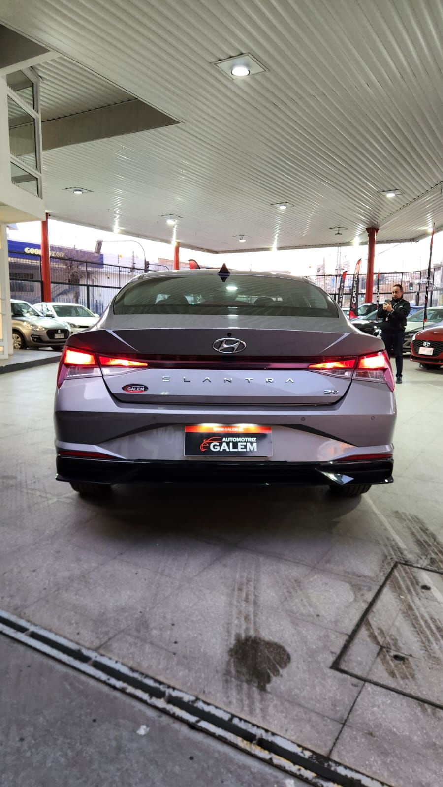 2023 Hyundai Elantra Gris - Miniatura 2
