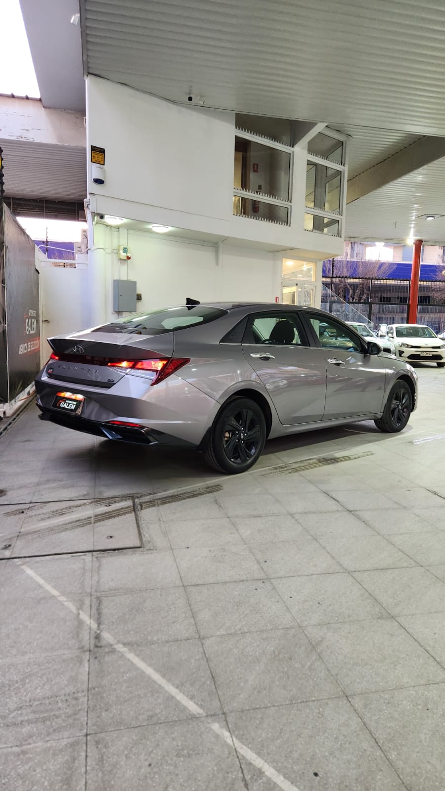 2023 Hyundai Elantra Gris - Miniatura 3