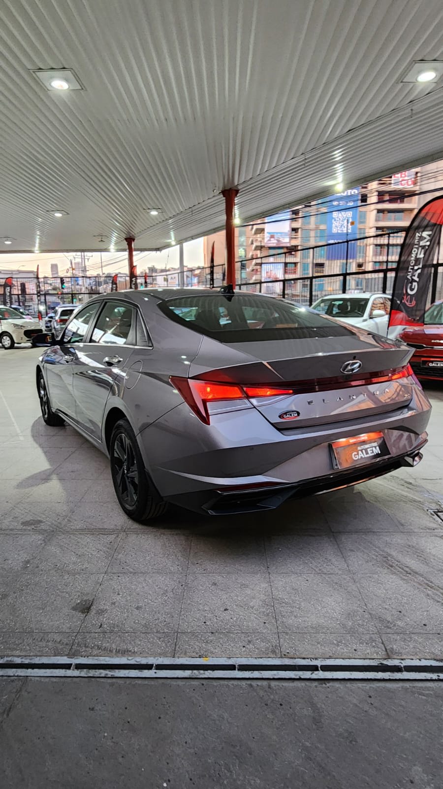 2023 Hyundai Elantra Gris - Miniatura 8