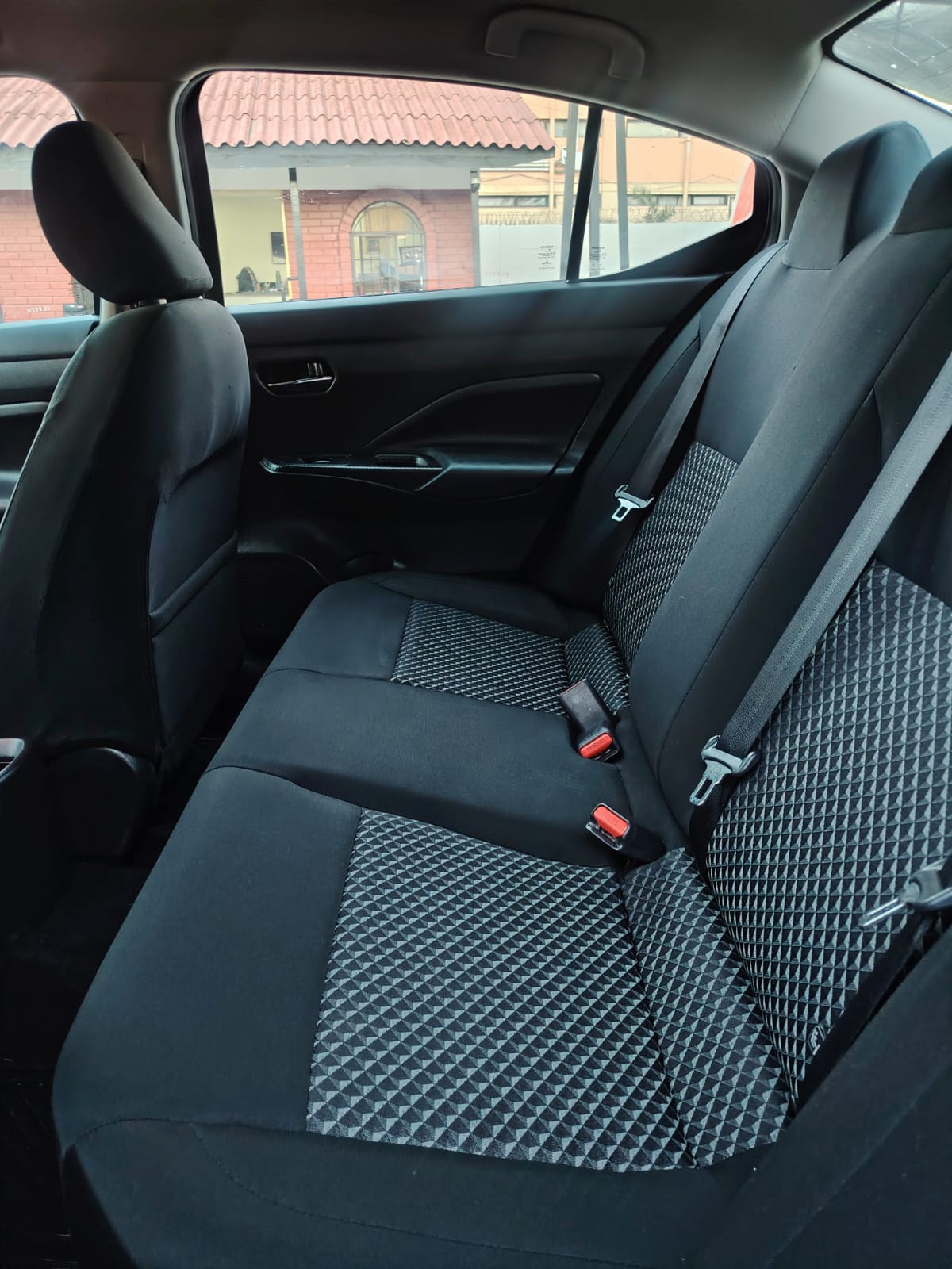 2023 Nissan Versa Rojo - Miniatura 9