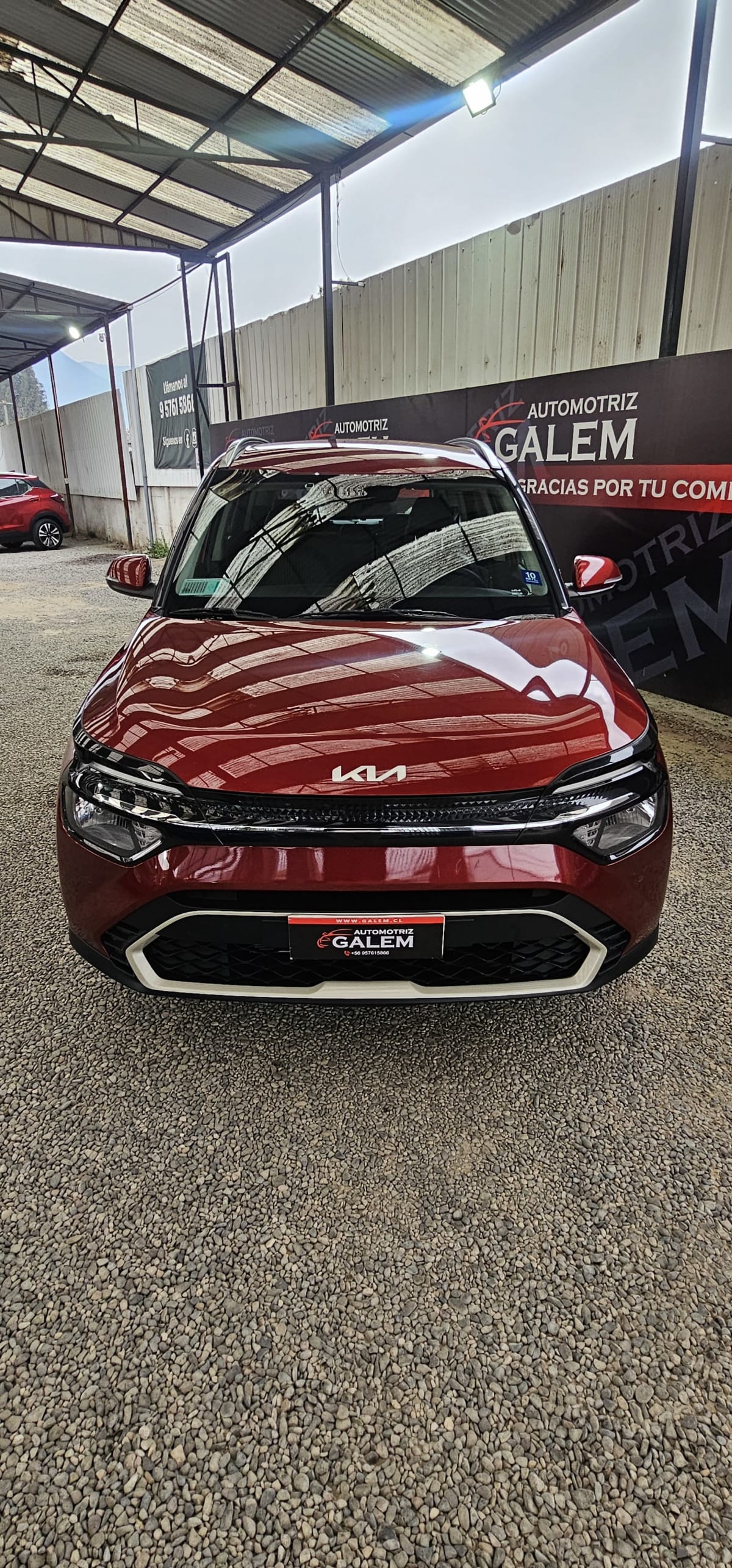 2023 KIA New Carens Rojo - Miniatura 4