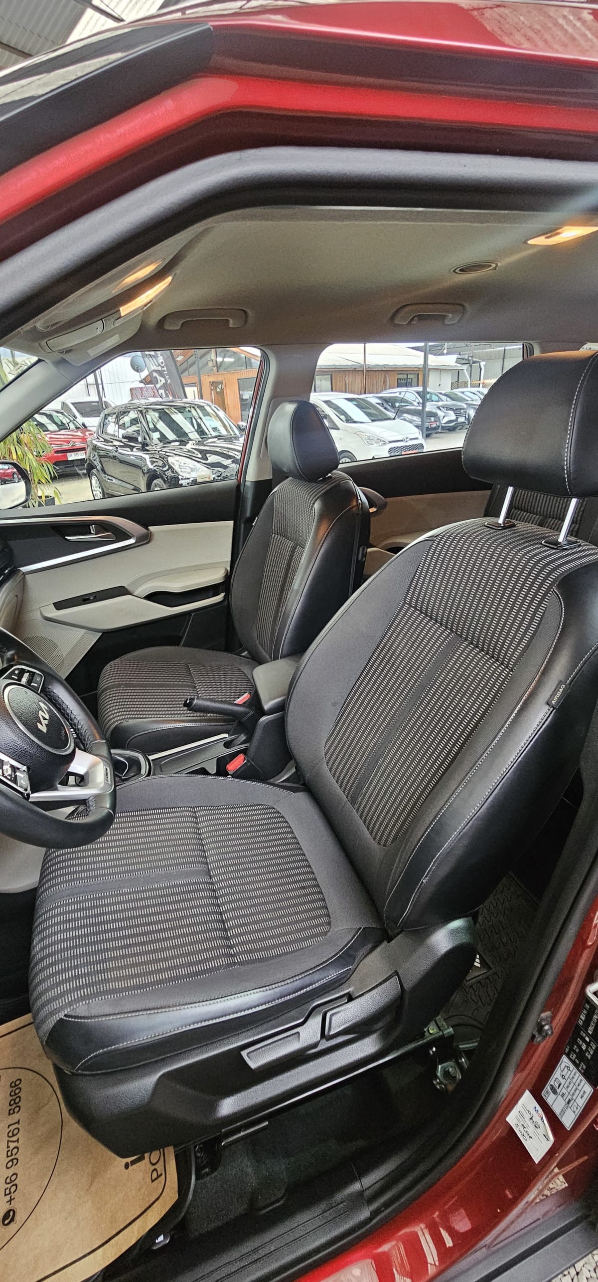 2023 KIA New Carens Rojo - Miniatura 9
