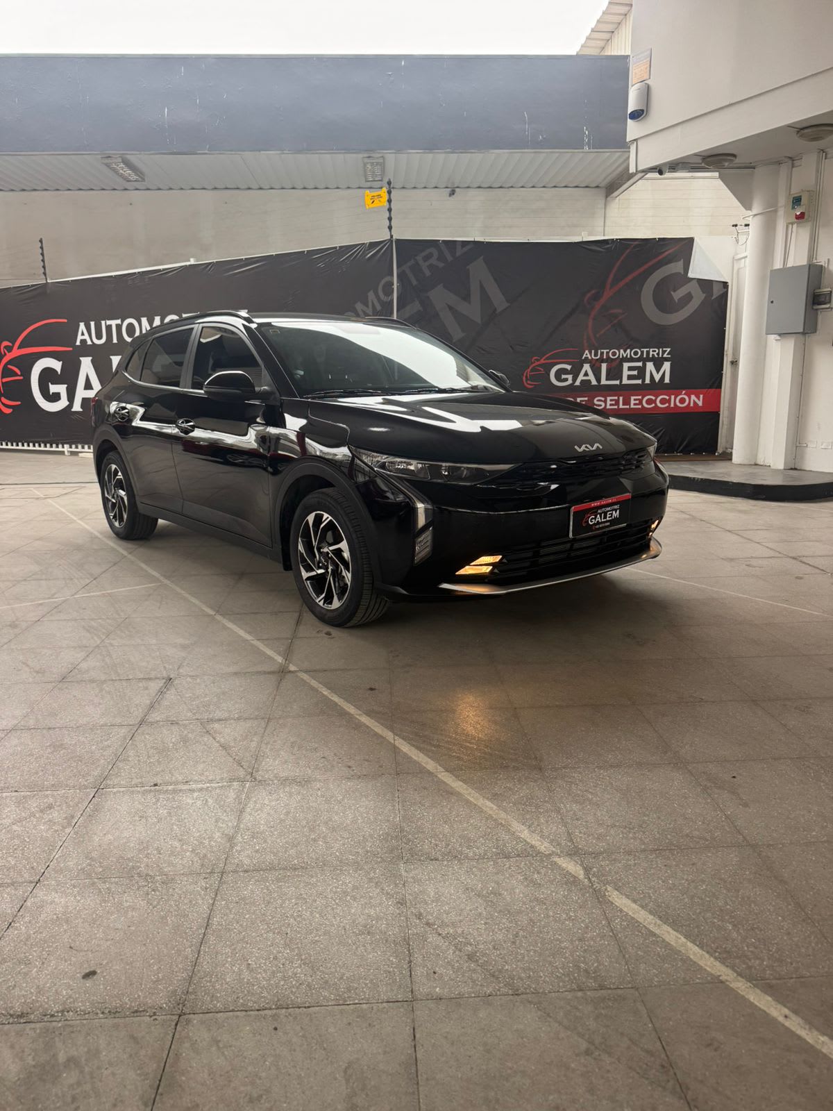 2025 Kia K3 Cross Negro - Miniatura 2