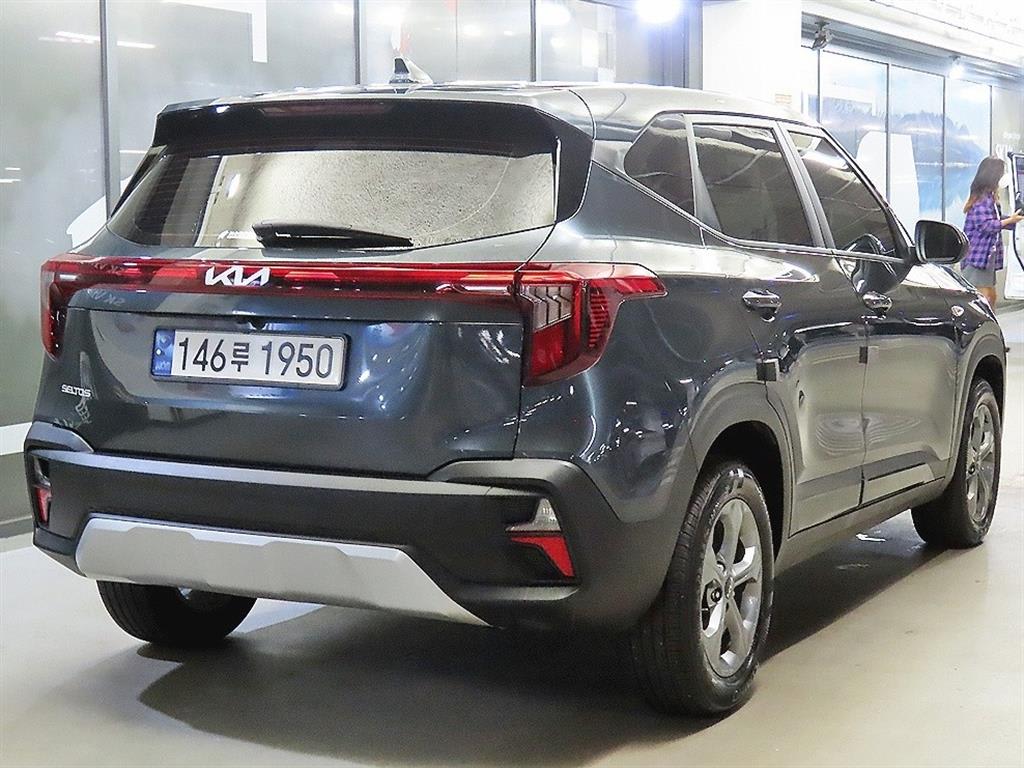 2024 Kia Seltos Gasoline Gris - Miniatura 3