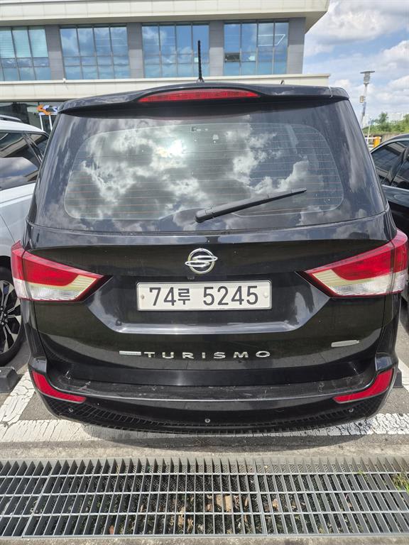 2016 SsangYong Korando Tourismo Negro - Miniatura 2