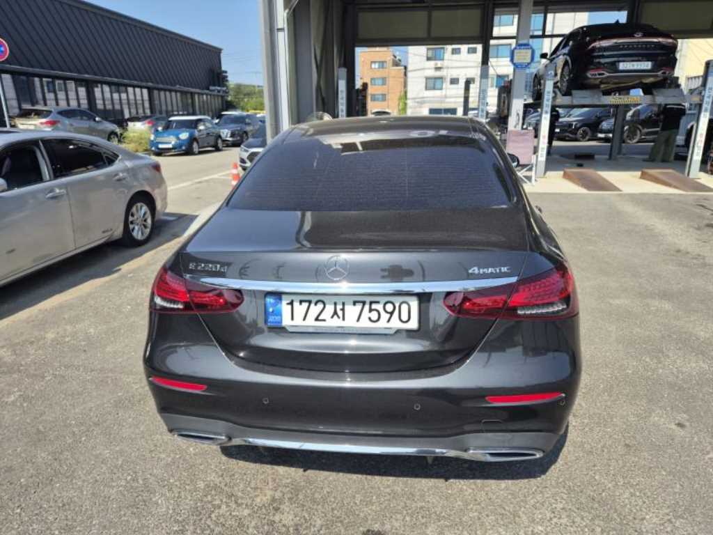 2021 Mercedes-Benz Clase E E Gris - Miniatura 4
