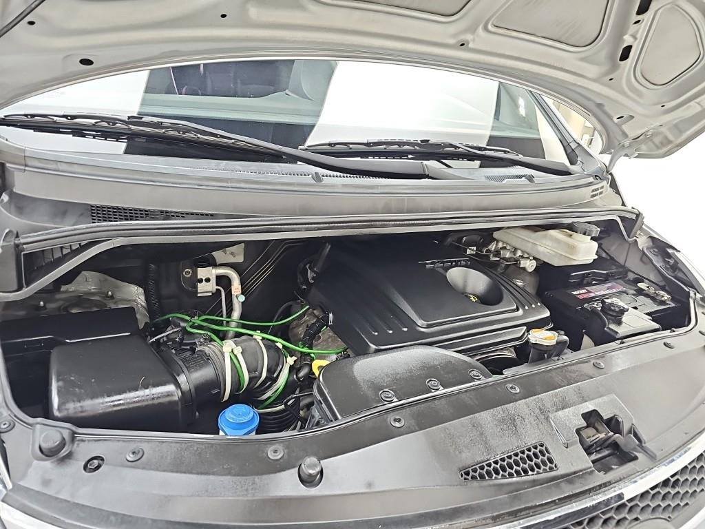 2012 Hyundai Starex 12-seater Plata - Miniatura 6
