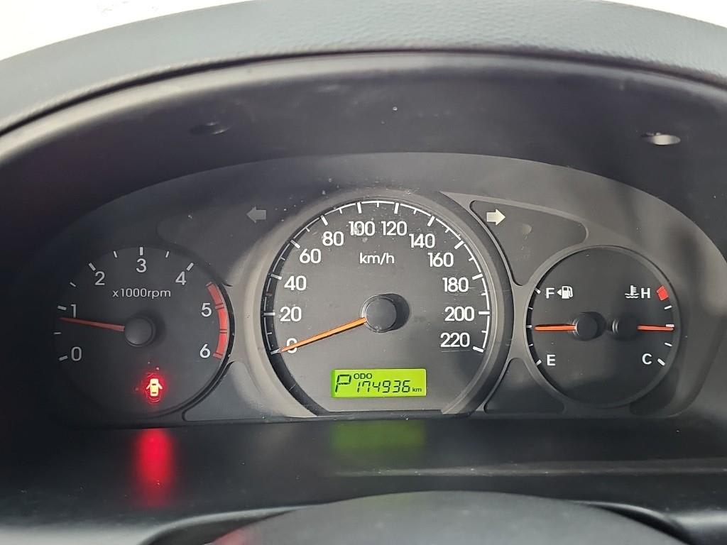 2012 Hyundai Starex 12-seater Plata - Miniatura 7