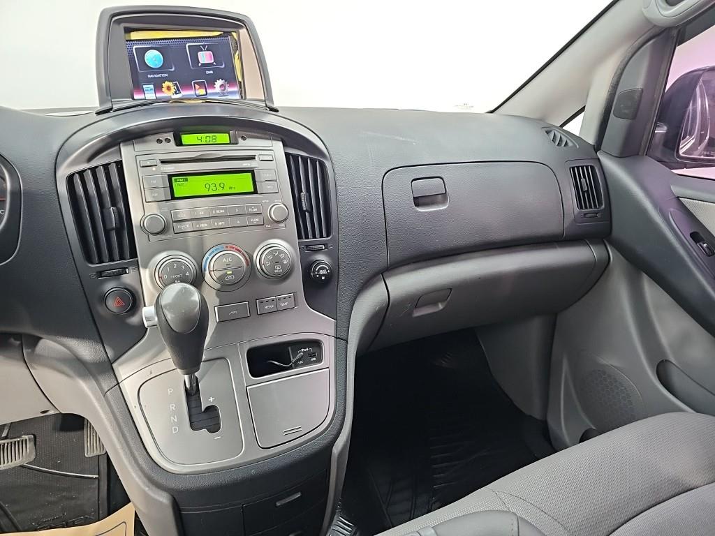 2012 Hyundai Starex 12-seater Plata - Miniatura 10