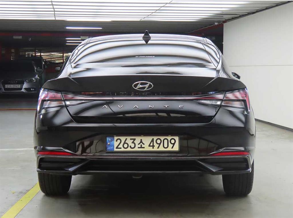 2021 Hyundai Avante (CN7) Negro - Miniatura 3