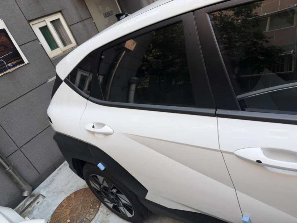 2025 Hyundai Kona New Blanco - Miniatura 3