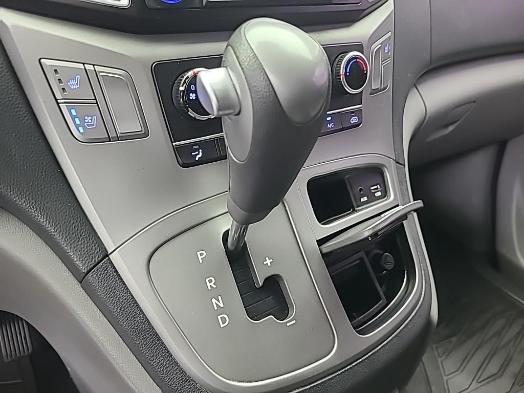 2017 Hyundai Starex Van Azul - Miniatura 8
