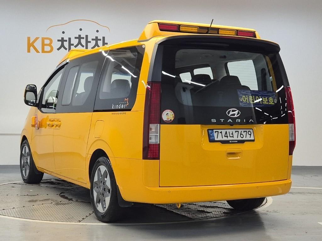 2022 Hyundai Staria Kinder Amarillo - Miniatura 2
