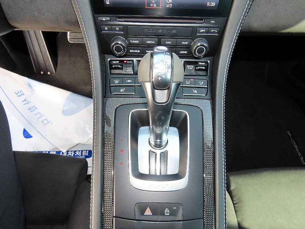 2023 Porsche 718 Cayman Gris - Miniatura 9