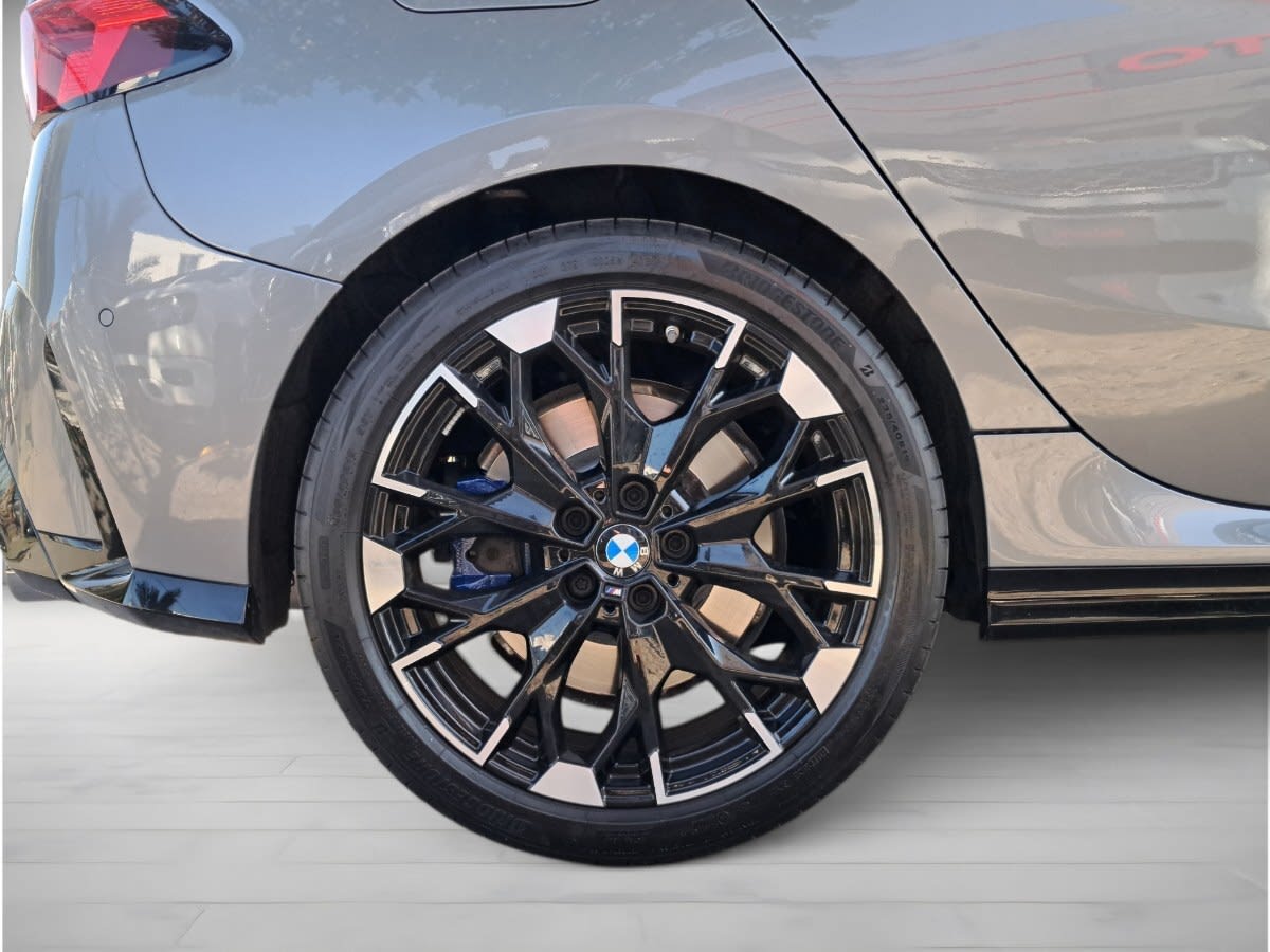 2025 BMW M135 XDRIVE Gris - Miniatura 7