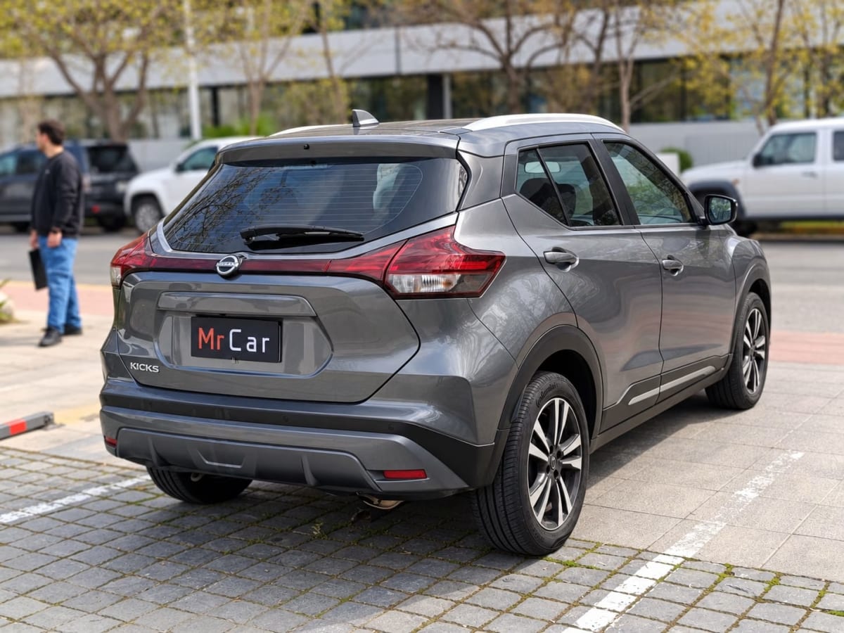 2024 Nissan Kicks Gris - Miniatura 4