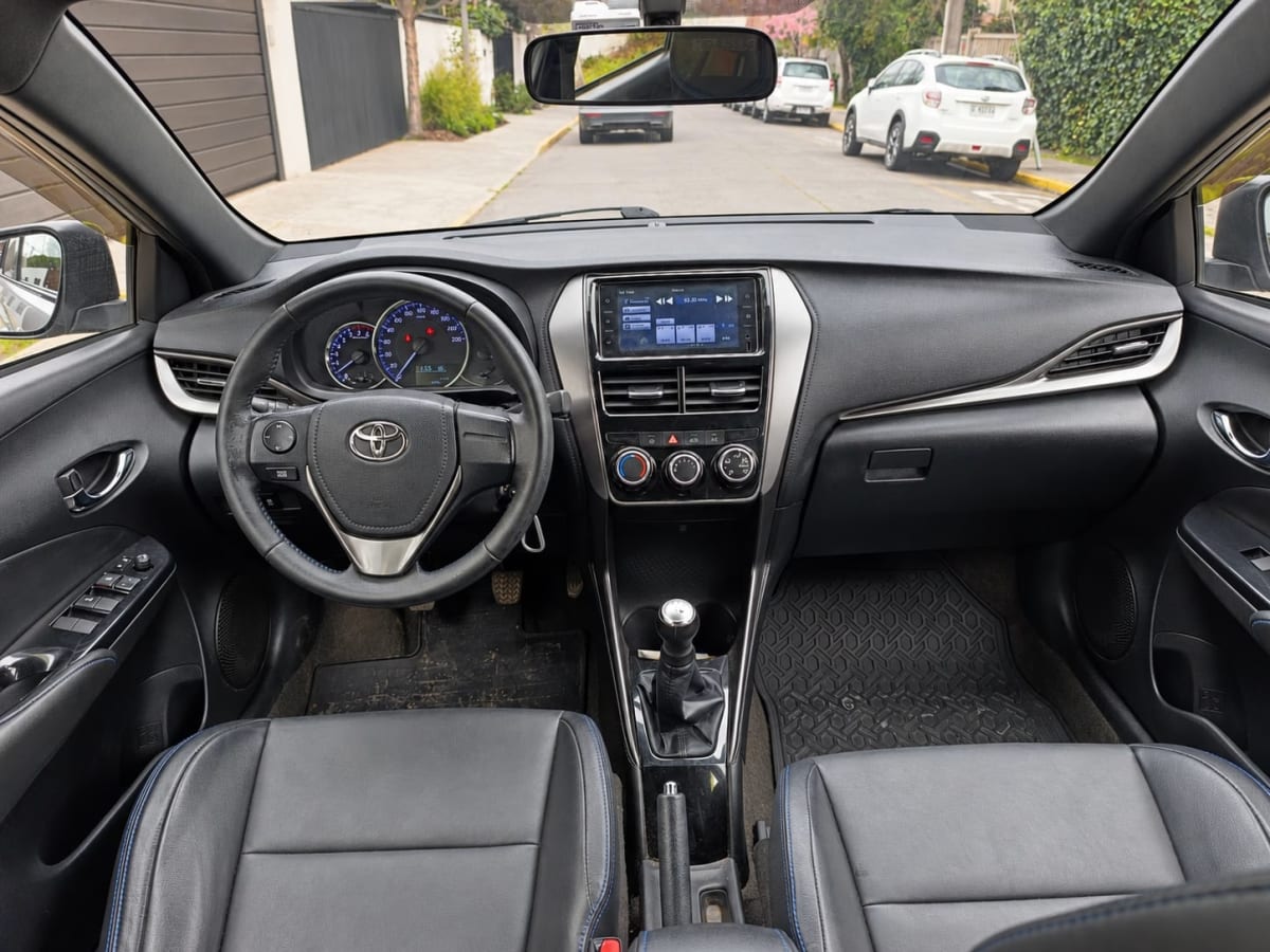 2022 Toyota Yaris Sport S Gris - Miniatura 7