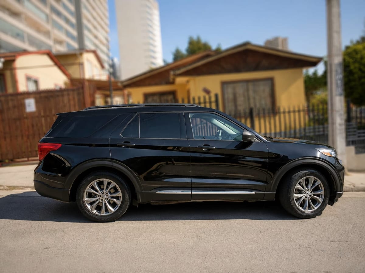 2021 Ford Explorer Negro - Miniatura 3