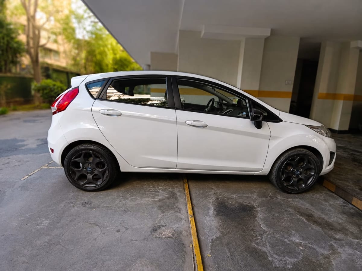2013 Ford Fiesta Blanco - Miniatura 10