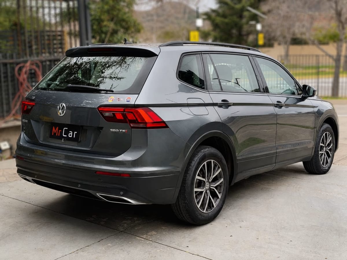 2021 Volkswagen Tiguan AT Gris - Miniatura 4