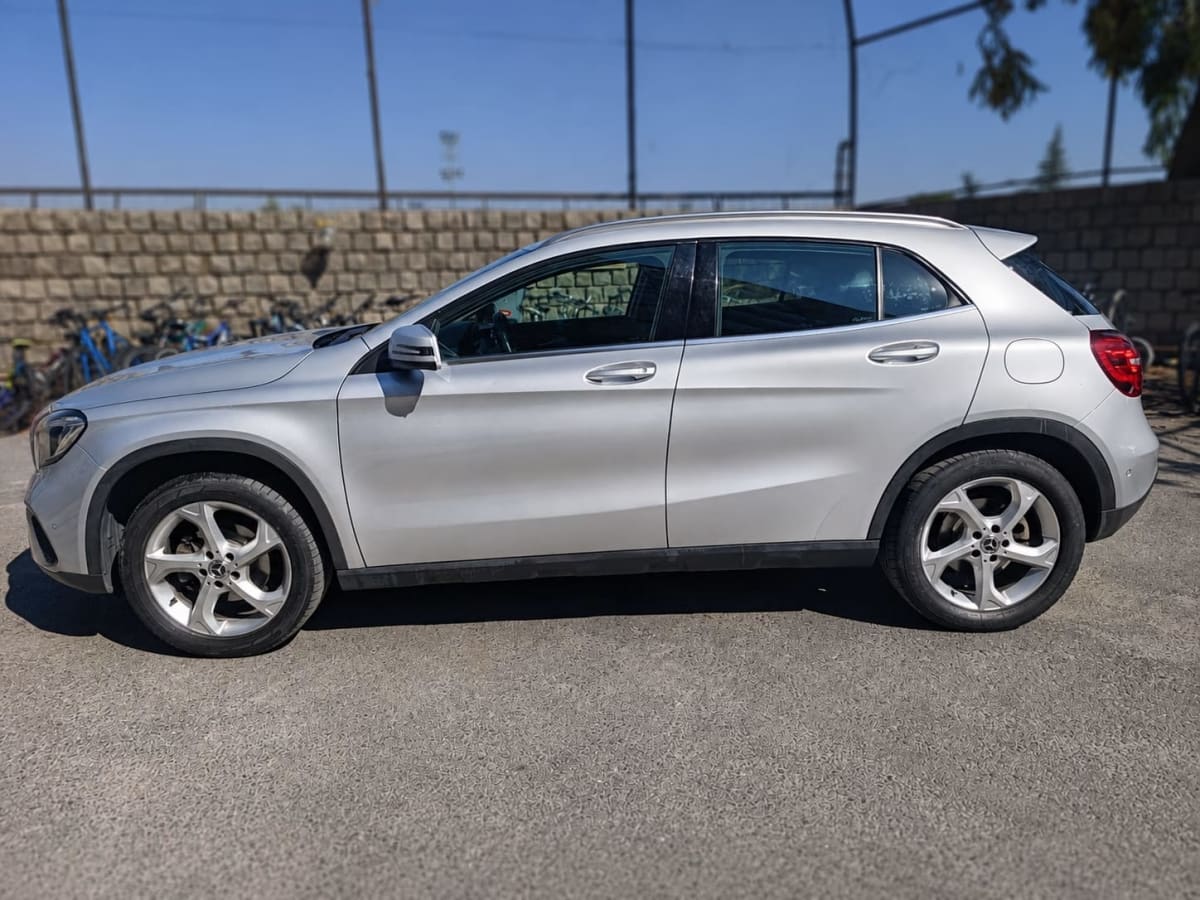 2020 Mercedes-Benz Gla 200 HB Plata - Miniatura 3