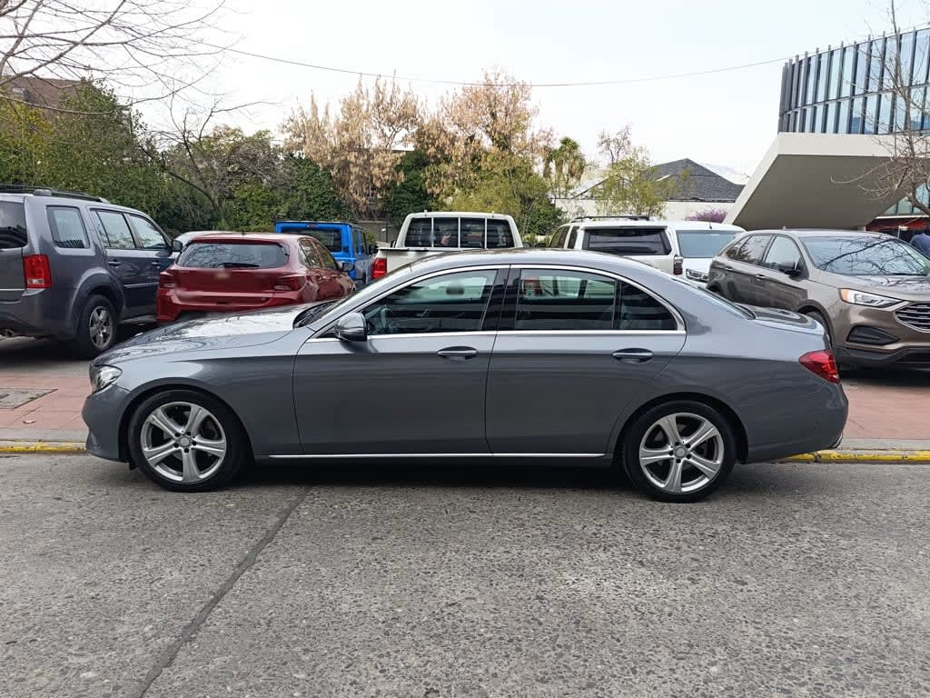 2017 Mercedes-Benz E220 D Gris - Miniatura 3