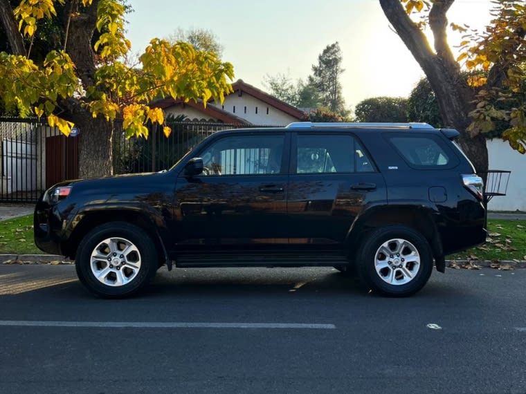 2021 Toyota 4Runner SR5 - Miniatura 2