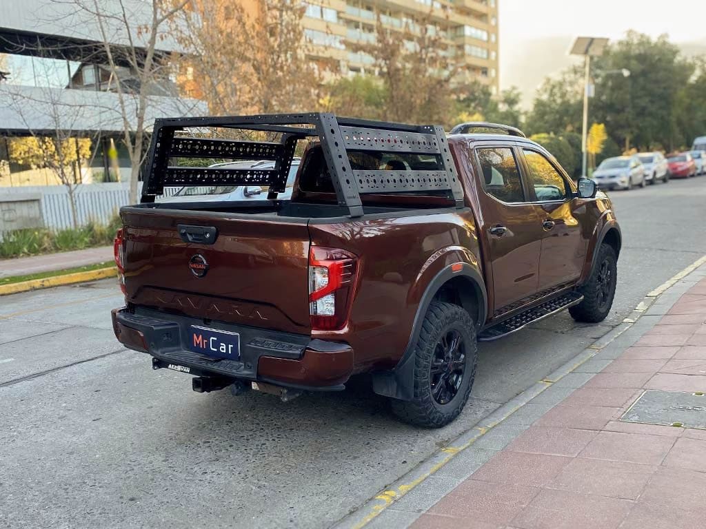 2021 Nissan Navara 4X Rojo - Miniatura 4
