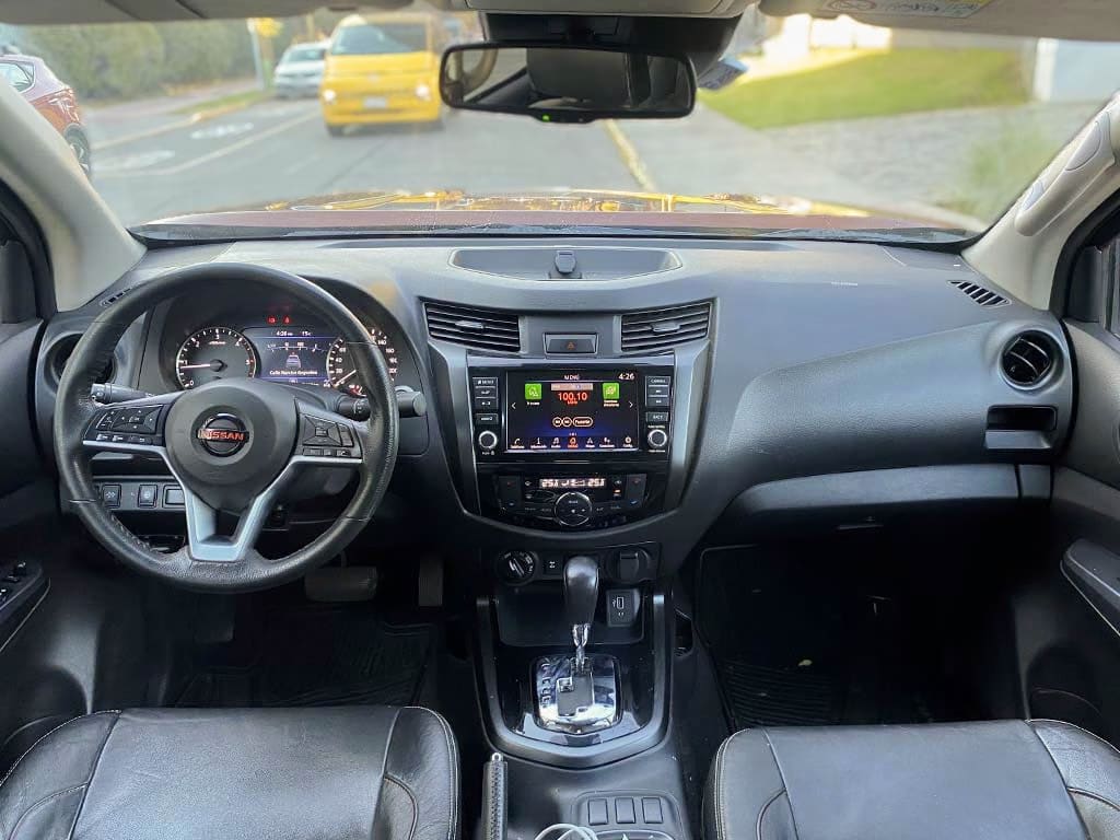 2021 Nissan Navara 4X Rojo - Miniatura 8