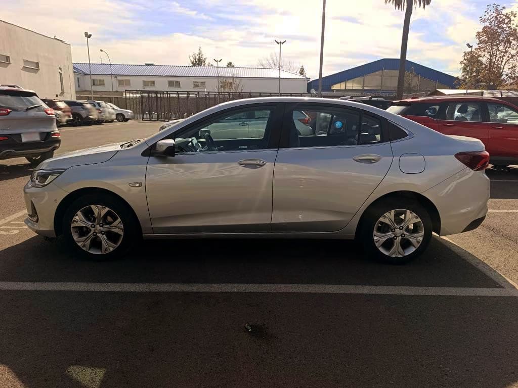 2022 Chevrolet Onix Plata - Miniatura 3