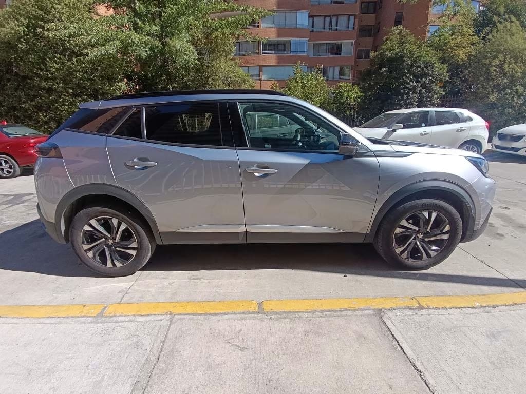 2023 Peugeot 2008 Gris - Miniatura 10