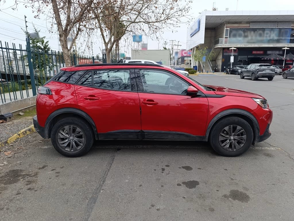 2021 Peugeot 2008 Rojo - Miniatura 3
