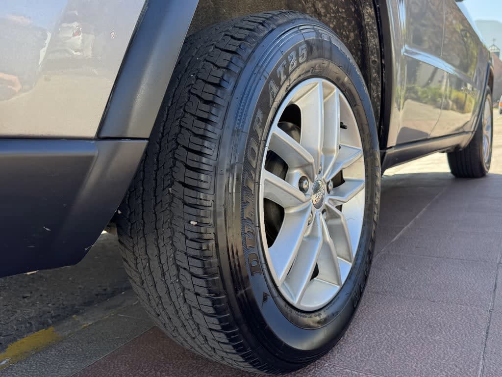 2018 Jeep Grand Cherokee Laredo Plata - Miniatura 9
