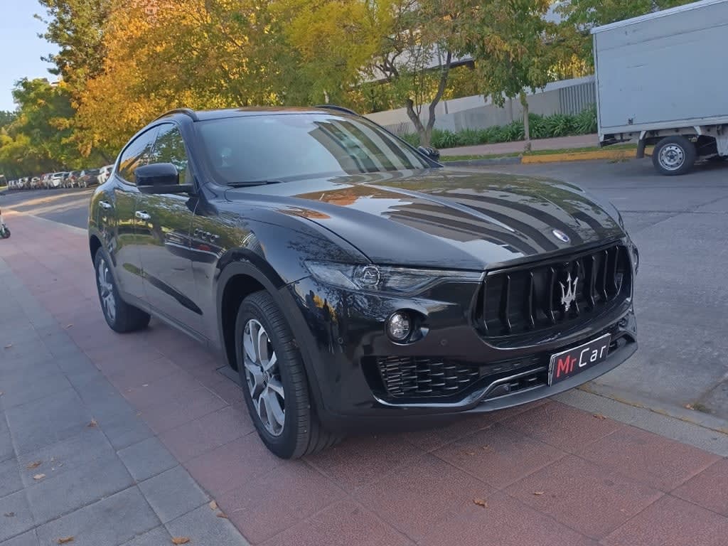 2020 Maserati Levante 4x4 Negro - Miniatura 2