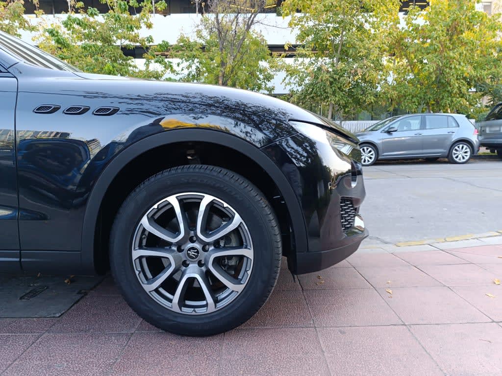 2020 Maserati Levante 4x4 Negro - Miniatura 9
